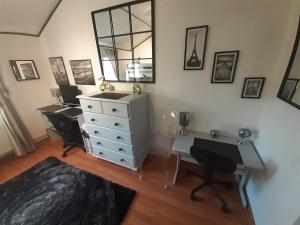 B&B / Chambres d'hotes Le Point du Jour : Chambre Familiale avec Salle de Bains Privative