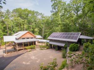Four-Bedroom House room in Custom-Built Forest Retreat with Guest House home