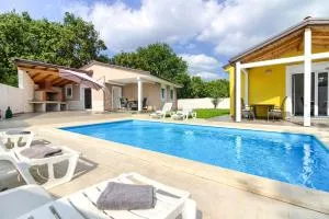 Beatiful families oriented villa Trusina with pool immersed in the nature near the town - Muntić