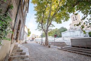 PLACE DU PALAIS DES PAPES 3 chambres Parking Climatisation 3 Salles de bain