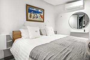 17 Marine, Designer SOLAR powered Apt