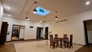 Nook Inn & Suites - MG ROAD METRO