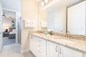 Eight-Bedroom House room in Gleaming Home with Theater Room near Disney - 209S