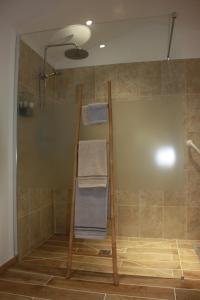 Logis au milieu des pins