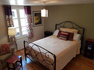 B&B / Chambres d'hotes Auberge Henri IV : Chambre Double avec Salle de Bains Privative