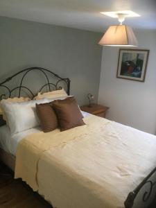 B&B / Chambres d'hotes Auberge Henri IV : Chambre Double avec Salle de Bains Privative