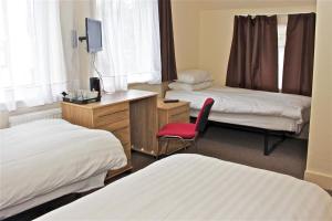 Standard Triple Room room in OYO Central Hotel Golders Green