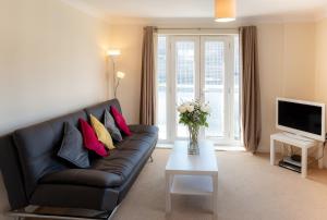 Classic Two-Bedroom Apartment Handleys Court room in Abodebed - Handleys Court