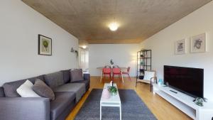 Bright and luminous 2-bedroom-flat in downtown