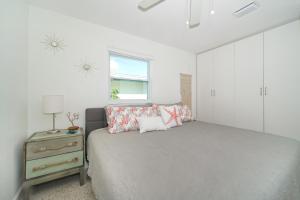 Modern & Fresh - Less than 3 miles to the Beach!