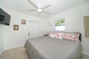 Modern & Fresh - Less than 3 miles to the Beach!