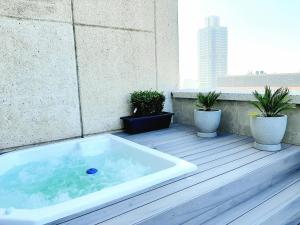 1804 Franklin 3-Bed Penthouse with Rooftop Jacuzzi