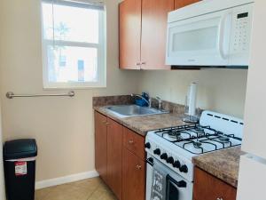 Hollywood Beach Apartments - Walk to the Beach