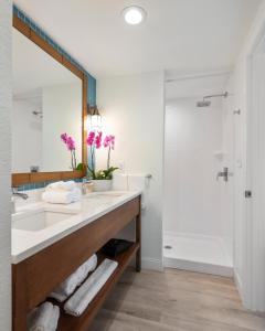 King Suite with Balcony room in Compass Hotel by Margaritaville Anna Maria Sound
