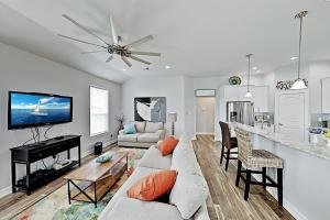 Three-Bedroom House room in Island Getaway - Beach & Bay Views - Walk to Beach home