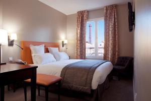 Hotels Hotel Le Relais Saint Charles : Chambre Double Supérieure - Vue sur Tour Eiffel