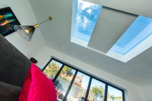 Rounton Villa by Luxury Travel Emporium- Hot Tub - Sea Views - Parking