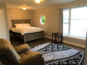 Entire waterfront cottage in carrying place