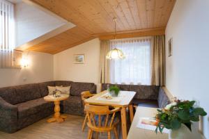 One-Bedroom Apartment with Balcony and Mountain View   room in Haus Bstieler