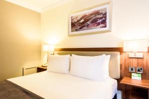 Standard Double Room with Sea View/Top Floor room in Holiday Inn Portsmouth an IHG Hotel