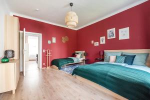 Colorful Apartment Facing Green Courtyard