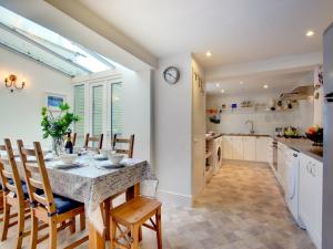 Beautiful home in Padstow with garden
