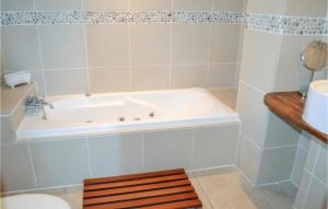 Maisons de vacances Awesome Home In Puy Levque With Private Swimming Pool, Can Be Inside Or Outside : photos des chambres