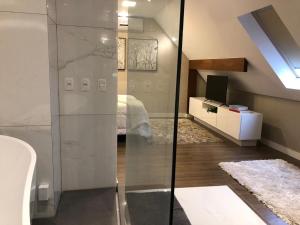 Apartamento de Cobertura Frente ao Lago