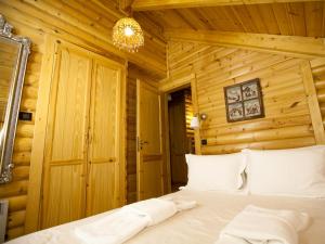 Chalet (4 Adults)