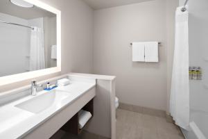 Standard Room room in Holiday Inn Express & Suites - Elkhorn - Lake Geneva Area an IHG Hotel