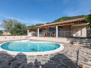 Villas Cozy Villa in Roquebrun with Private Pool : photos des chambres