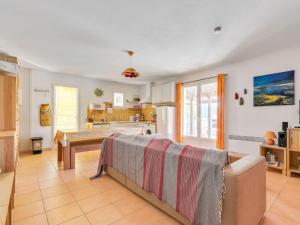 Villas Cozy Villa in Roquebrun with Private Pool : photos des chambres