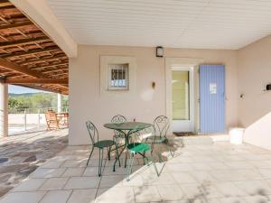 Villas Cozy Villa in Roquebrun with Private Pool : photos des chambres