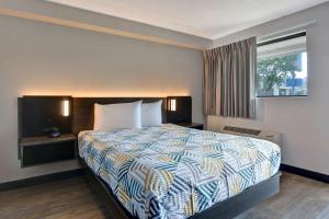 Queen Room - Disability Access - Roll in Shower room in Studio 6-Jacksonville FL - Baymeadows