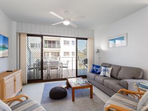 Krait Court, 1 6-8 Krait Cl - great 2 bedroom unit close to little beach