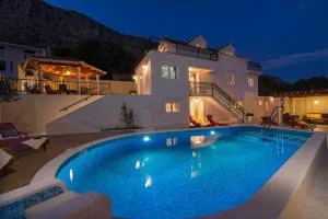 Luxury VILLA MAJA with whirlpool, heated pool, gym, sauna, panoramic sea views - دوغي رات