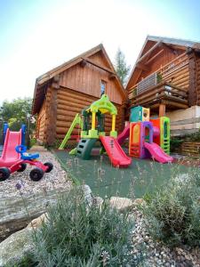 Chaty Świerkowe Wzgórze - domki typu superior z sauną balią kominkiem i domki-bez sauny balii kominka