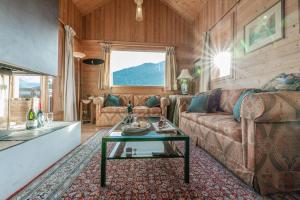Chalet Hibou, large chalet with mountain views and close to slopes