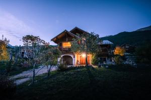 Chalet Hibou, large chalet with mountain views and close to slopes