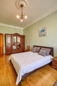 Apartment near Lva Tolstoho Square