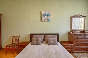 Apartment near Lva Tolstoho Square