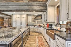 Walk to Lift Luxe Villa with Hot Tub in Copper Mtn