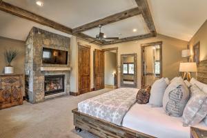 Walk to Lift Luxe Villa with Hot Tub in Copper Mtn