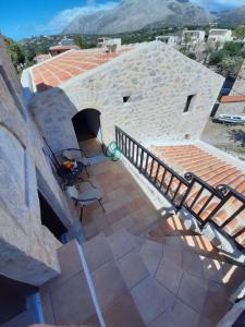 Large Attic (4-6 Adults)