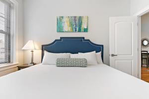 Newly Renovated 1BR Apt in Ideal Location - Belmont E1