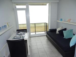 Modern studio direct Seaview & free parking