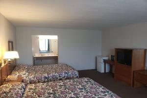 Queen Room with Two Queen Beds room in OYO Hotel Whitely City Hwy 27 KY
