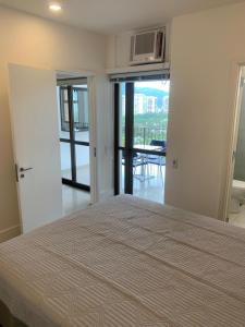 Flat com 65 metros; sala; duas suítes; cozinha Recém-reformado