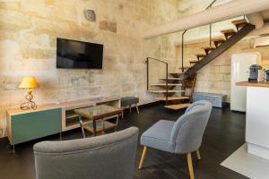 Appartements Saint Eloi - duplex centre historique de VILLENEUVE LES AVIGNON : photos des chambres