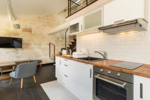 Appartements Saint Eloi - duplex centre historique de VILLENEUVE LES AVIGNON : photos des chambres
